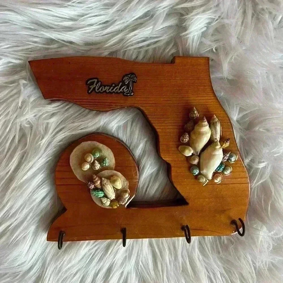 Vintage Florida Wooden Key Holder with Seashells, Wall Decor, Handmade - Picture 5 of 8